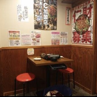 A table seat that can accommodate two people♪Please use this table for a date or a meal with friends!
