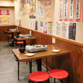 Spacious table seating for 4 to 6 people♪ Please use this space for drinks after work or a girls' night out.