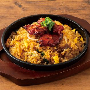 旨辛チキンの鉄板ビビンバ/桜海老と九条ねぎの鉄板チャーハン　各