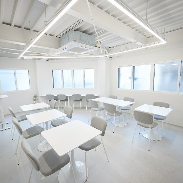 天満の喧騒から少し離れたビルの2階。扉を開けると、白を基調とした落ち着ける空間が広がります。コンセプトは「仕事帰りに外の視線を気にせず、ふらっと立ち寄ってほっこりできる場所」。2階だからこそのプライベート感があり、隠れ家的な雰囲気が漂います。ゆったり流れる時間の中で、心ゆくまでお寛ぎください。