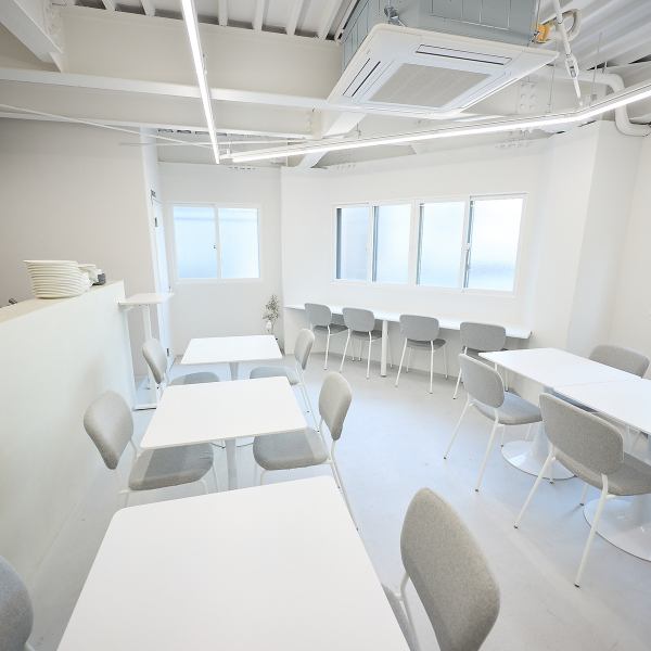 ワンオペレーションで営業しているため、お料理の提供にお時間をいただくこともありますが、その分一つひとつに心を込めてお作りします。6名様以上の宴会の際はスタッフを増員し、万全の体制でお迎え。一人で切り盛りするからこそ生まれる、店主との心地よい距離感や温かみが、常連様に愛される理由の一つです。