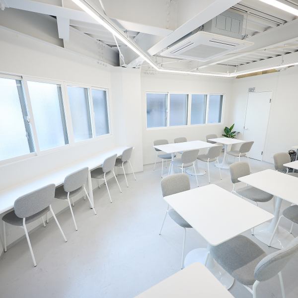 カウンター席とテーブル席を備えた店内は、お一人様からグループ利用まで幅広く対応。外からの視線が入らない設計のため、お食事やお酒に全集中できるのが魅力です。気取らないけれど上質、そんなMAISON3711ならではの空気感。美味しいイタリアンを囲みながら、都会の喧騒を忘れてリフレッシュいただけます。