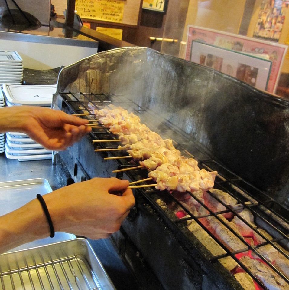 吃饭，放松和拍打。美味的烤鸡肉串和日式居酒屋，气氛活泼。