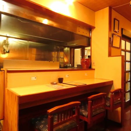 【カウンター席】お一人様やサシ飲み、常連客にも人気のカウンター席です！料理人の職人技を目の前でお愉しみいただける特等席です。仕事帰りやご友人との食事に最適！是非お早めにご来店ください。