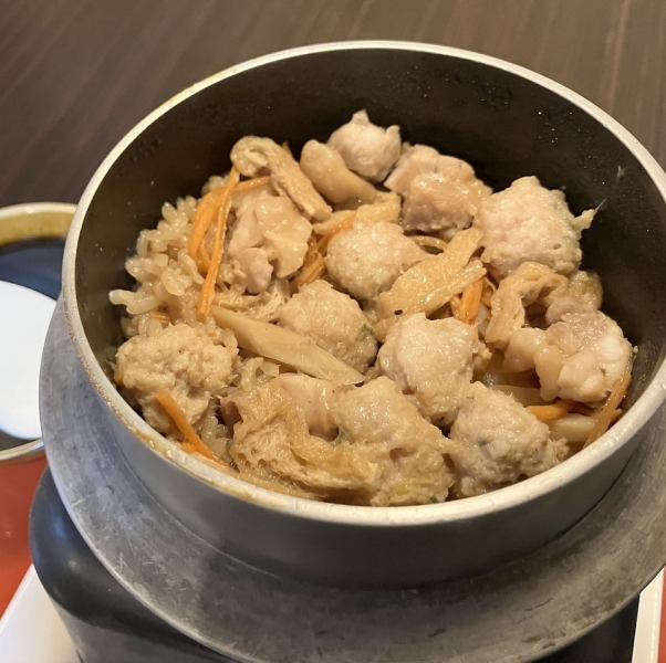 おこげの香ばしさがたまらない！【とり釜飯】は炊き立てでお召し上がりください。