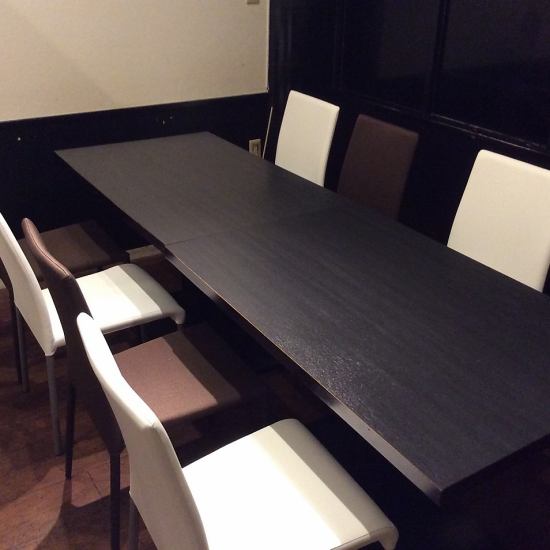 ゆったりとした造りのテーブル席。仕切られている半個室あり！