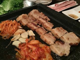 5000日圓（含稅）厚切五花肉套餐，含120分鐘無限暢飲