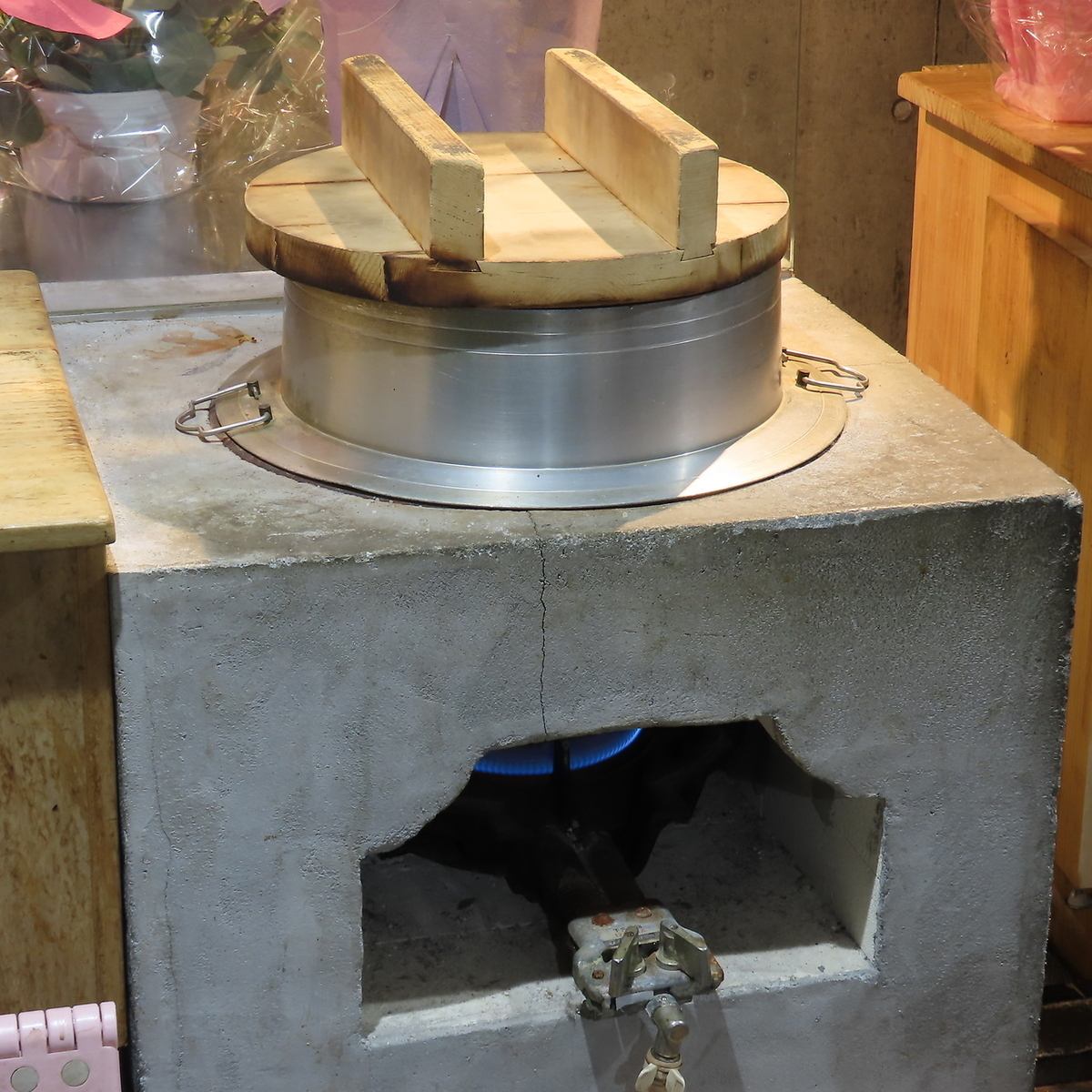 羽釜で炊いたこだわりのお米をランチでもリーズナブルに愉しめる