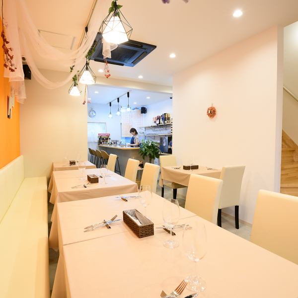 [1F floor] Colorful interior with eye-catching orange wallpaper.The interior is stylish with lace decorations and handmade indirect lighting.In addition to table seats, counter seats are also available.Please feel free to visit us by yourself!