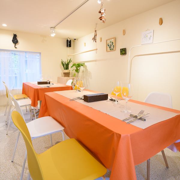 [2nd floor] A cute interior decorated in warm colors.The 2nd floor can accommodate up to 8 people with advance reservations, starting from 6 people.It is perfect for group gatherings such as girls' associations.Please feel free to contact us about your budget and number of people.