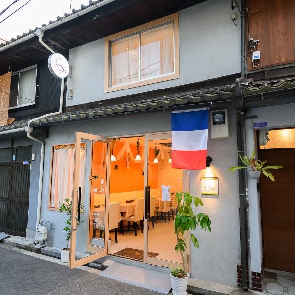 [About 12 minutes on foot from JR Fukushima Station] The nearest stations are Fukushima Station and Shin-Fukushima Station, which you can also walk to.A hidden French restaurant in a quiet residential area.Please come to the store with the art panel of "Bistro Mons" as a landmark ♪ We are looking forward to your visit.