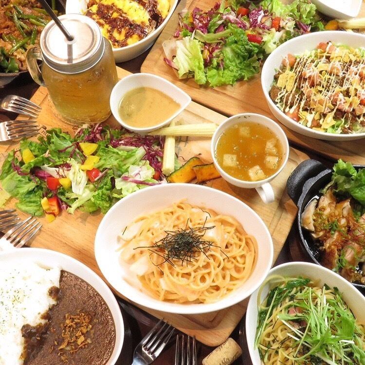 在绿意盎然、空间宽敞且配有沙发的私人房间内，享受非凡体验。