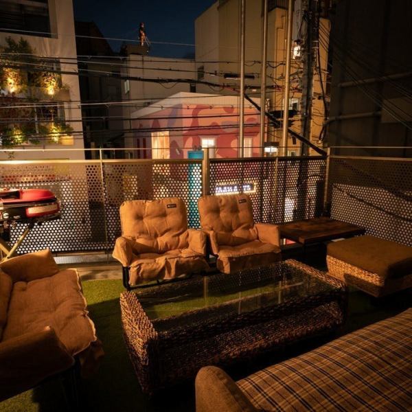 【心地よい風を感じて】芝生×ソファーが自慢のテラス席。8名様・12名様でご利用いただける空間を、最大20名様で独占することもできます！ランチや宴会はもちろん、ワンちゃん・猫ちゃんと一緒に楽しむカフェタイムにもおすすめ◎