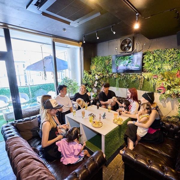 【広々個室で宴会】歓迎会・送別会など、最大20名様までのお集まりに最適な少し広めのプライベート空間！周りを気にすることなくのんびりとお過ごしいただけます。また、仕切りを入れれば半個室として3組様までご案内可能。部署単位の会社宴会やゼミの飲み会にもぴったりです！