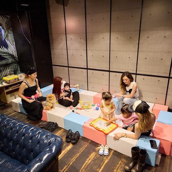 友人と集まりたいけど、子供がまだ小さくて…”とお困りのママへ！周りを気にせず過ごせる個室に、おもちゃも備えたキッズスペースを設置できます！お子様が夢中で遊んでいるすぐそばで、ゆっくりとお食事やおしゃべりを満喫してくださいね。ベビーカーでの入店もスムーズで、平日ランチタイムのママ会にも大好評です。