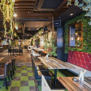 【2～10名様/テーブル席】アメ村の喧騒を忘れさせてくれる、都会の隠れ家リゾート♪見通しの良いフラットな広々メインフロアは、少人数～最大100名様の大型パーティー開催が可能です！たくさんの緑が彩りを添える、落ち着いて過ごせるスタイリッシュな空間。様々なシーンにぜひご利用ください。