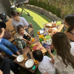 【8・12名様(最大20名様)/テラス席】心地よい風を感じながら過ごせる、芝生×ソファーが自慢のテラス席。8名様・12名様でご利用いただける空間を、最大20名様で独占することもできます！ランチや宴会はもちろん、ワンちゃん・猫ちゃんと一緒に楽しむカフェタイムにもおすすめ◎