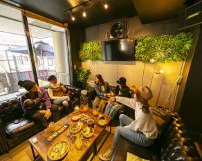 【10名様まで/ソファー完全個室】少人数～10名様までご案内可能なVIPルーム！広々ソファーでゆったりくつろぎながら、ホームパーティー気分で食事と会話をお楽しみいただけます。テラスにも繋がっており、完全個室なのに開放感抜群◎個室と一緒に貸し切って大人数BBQも可能です。