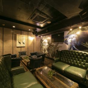 【20名様まで/ソファー完全個室】最大20名様でご利用いただける、少し広めのプライベート空間。ご希望の際は、小さなお子様連れでも安心のキッズスペース設置もOK♪周りを気にすることなくのんびりとお過ごしいただけます。また、仕切りを入れれば半個室として3組様までご案内可能。会社宴会にもぴったりです！