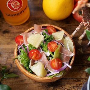 Healthy salad with onions and grapefruit