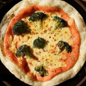 Bacon and broccoli cream cod roe pizza