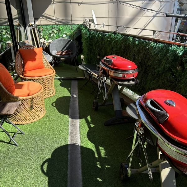 【心地よい風を感じて】芝生×ソファーが自慢のテラス席。8名様・12名様でご利用いただける空間を、最大20名様で独占することもできます！ランチや宴会はもちろん、ワンちゃん・猫ちゃんと一緒に楽しむカフェタイムにもおすすめ◎