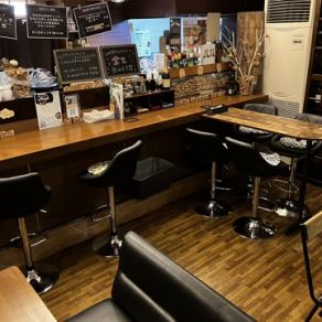 【テーブル席 2～4名様】こちらのテーブル席は、2名様から最大で4名様までご利用いただけます。このお席は、特にデートやお友達との楽しいお集まりなどにぴったりです。料理を囲みながら、リラックスした雰囲気の中でゆったりとお話を楽しむひとときをお過ごしいただけますので、ぜひご利用ください。