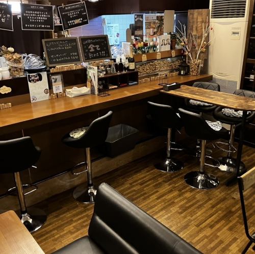 【テーブル席 2～4名様】こちらのテーブル席は、2名様から最大で4名様までご利用いただけます。このお席は、特にデートやお友達との楽しいお集まりなどにぴったりです。料理を囲みながら、リラックスした雰囲気の中でゆったりとお話を楽しむひとときをお過ごしいただけますので、ぜひご利用ください。