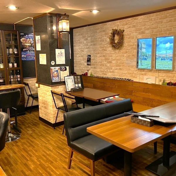 【温もりを感じる木目調のインテリアが当店の空間を優しく包み込む♪】自然素材を活かしたデザインが心地よい雰囲気を醸し出し、訪れる人々をリラックスさせます。心安らぐ空間で、料理や会話をより一層引き立てる、居心地の良いひとときをお過ごしいただけます。ぜひ、自分だけの特別な時間を楽しんでください。