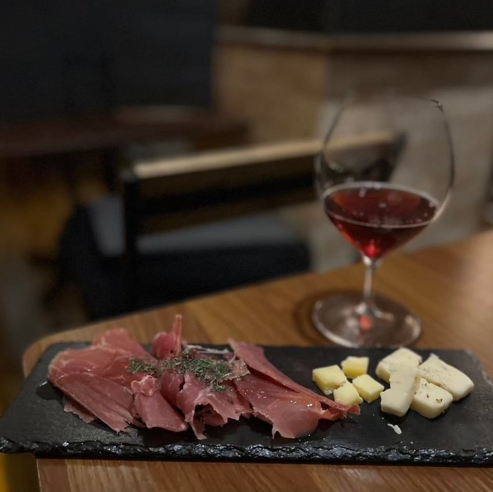 コースじゃなくても飲み放題OK♪気軽にワインと料理を楽しめる!