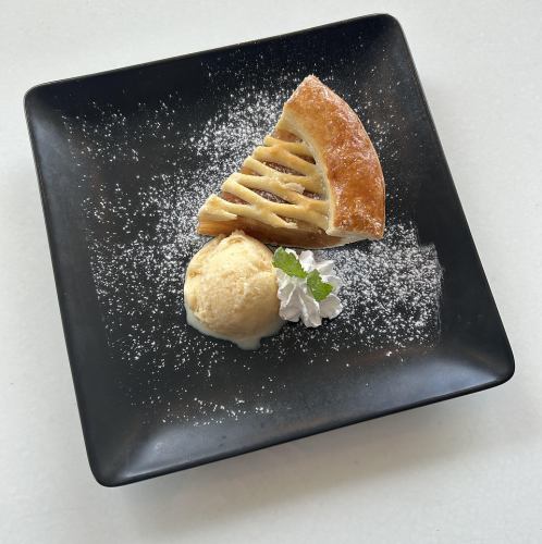 アップルパイ　バニラアイス添え