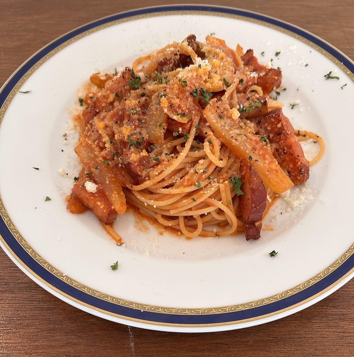 春のおすすめパスタ　新玉ねぎとベーコンのアマトリチャーナ