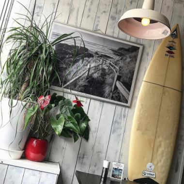 店内以西海岸为主题设计，还有冲浪板，让人仿佛置身于鹿儿岛！
