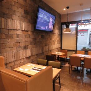 ガラス張りの店内からは外の景色が見え開放的な気分に…