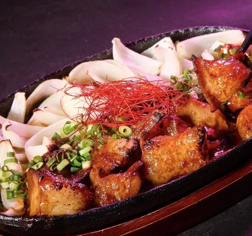 鉄板！味噌焼き牛ホルモン～鬼赤だれ添え～