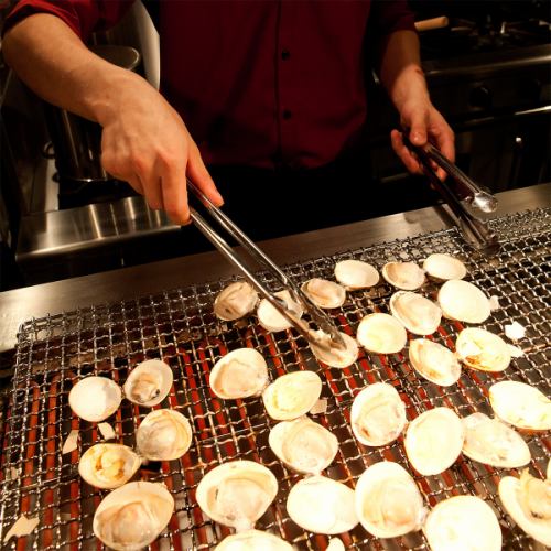 <p>Hamaguri grilled in front of the counter seats.It is full of realism.</p>