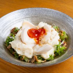 はまぐりの旨みたっぷりポテサラ ～赤玉煮たまごのせ～
