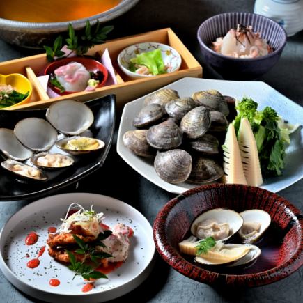 【包含90分鐘暢飲！ 】特色烤蛤蜊及其他6道菜組成的“蛤蜊套餐”，售價8300日元（含稅）。