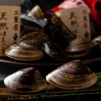 「高級貝類套餐」包含 8 道菜，例如天然烤蛤蜊和黃油烤鮑魚。