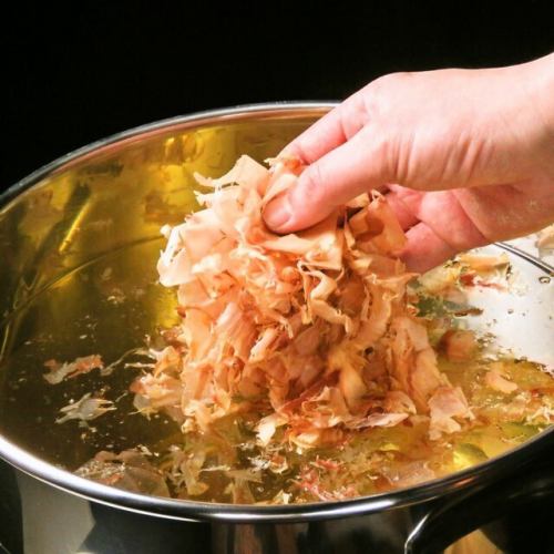 A large amount of bonito flakes are used to make the soup stock.