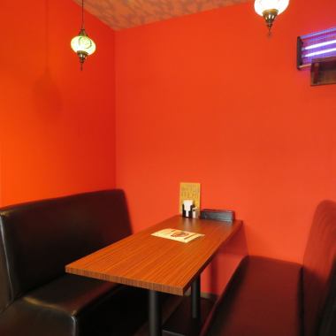 可供1人使用的餐桌座位。◎在宽敞的空间中享用咖喱，na和泰国菜。