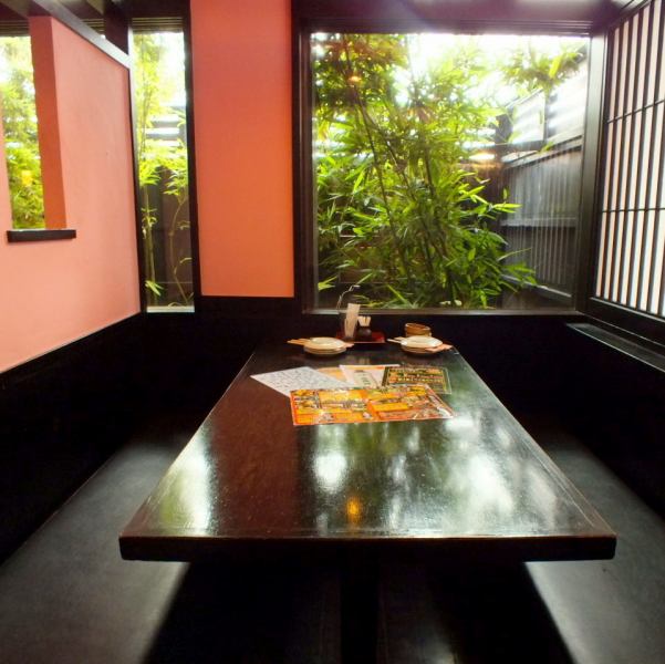 [Table seats] BOX table seats where you can spend a relaxing time without worrying about your surroundings.