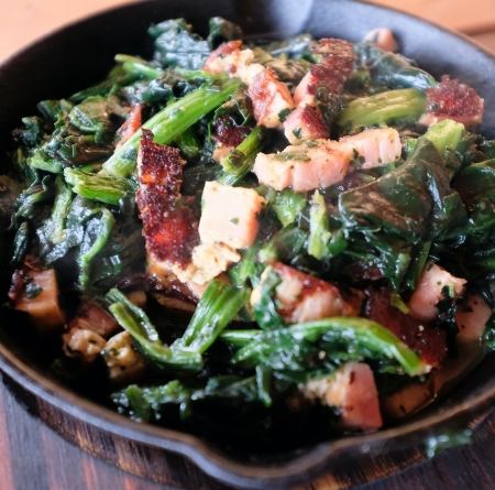Stir-fried spinach and bacon with butter