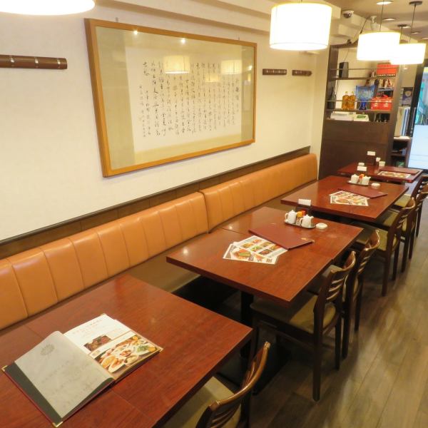 In the spacious shop, we have plenty of table seats.We have three tables for table seat where 4 people can sit.In addition there are one table for two people and six people for the table, you can also use the table with a large number of people.