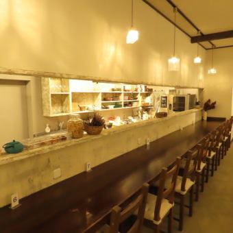 We have many counter seats available.The natural texture of the tables and counters creates a relaxing and soothing atmosphere.You can enjoy your meal in the comfort of your own home.Individuals are also welcome!Please feel free to stop by when you want to take a break, have lunch, or have a meal after work♪