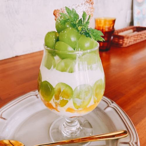 [Limited time offer] A luxurious parfait made with plenty of Shine Muscat, the king of Muscat grapes♪