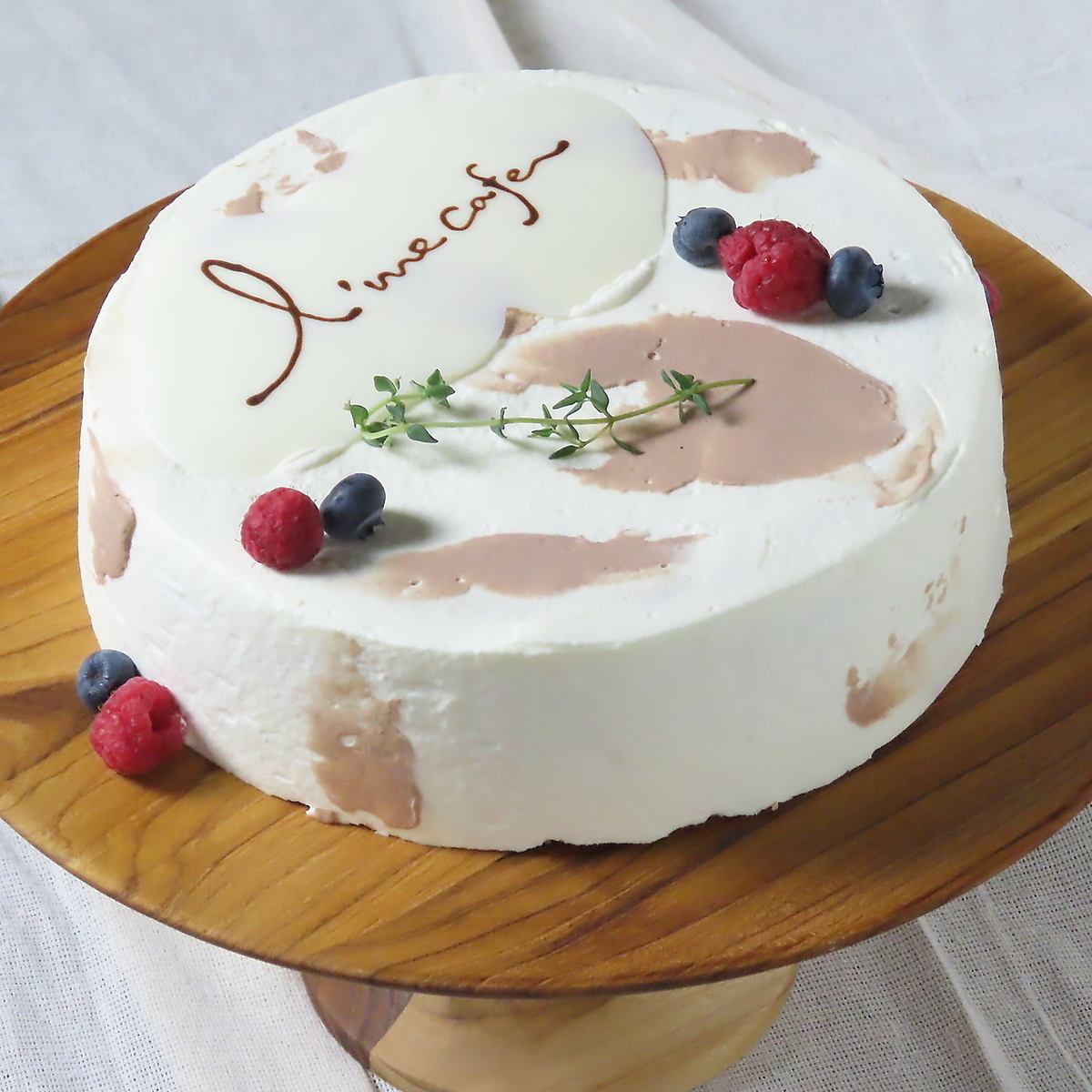 Art cakes are also available♪ Surprise someone with a cake made by a professional pastry chef