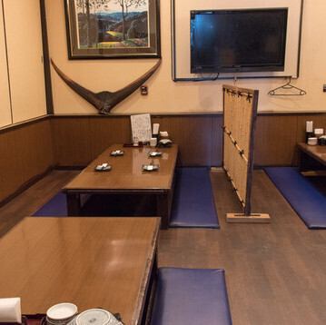 当店の広々としたお座敷席では、靴を脱いでリラックスしながらお過ごしいただけます。ゆったりとした空間で、美味しい料理を楽しみながら、心地よい時間をお過ごしください。落ち着いた雰囲気の中で、家族や友人との会話を楽しめること間違いなし。ぜひ、特別なひとときをお楽しみください。