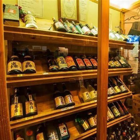 这里有各种各样的冲绳风味饮品！尽情享受热闹的聊天时光吧！