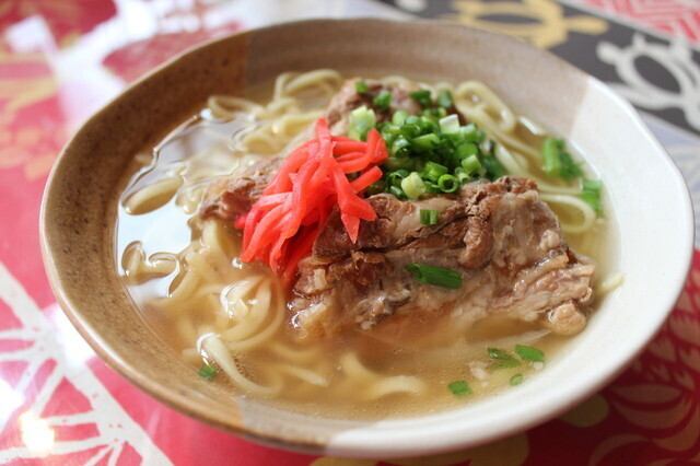 軟骨ソーキそばなどの沖縄料理をお手頃価格で堪能できるランチ♪